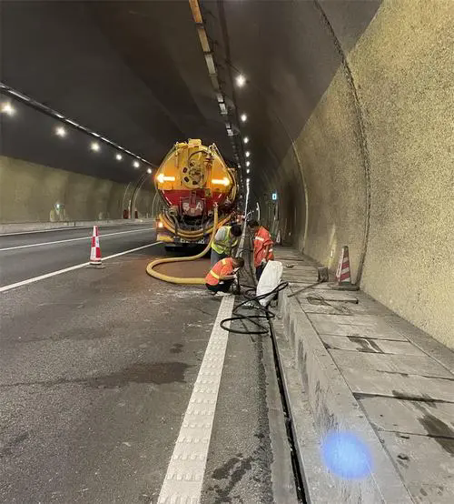 武乡隧道排水渠清淤